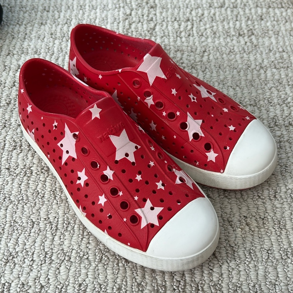 Native Jefferson Red Star Rubber Sneakers Water Shoes Men’s 4 Women’s 6 EUC‎